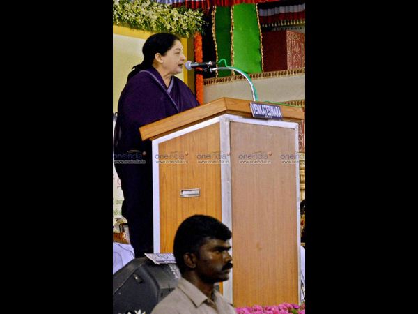 జయలలిత ఆగ్రహం-అనుగ్రహం(ఫోటోలు)