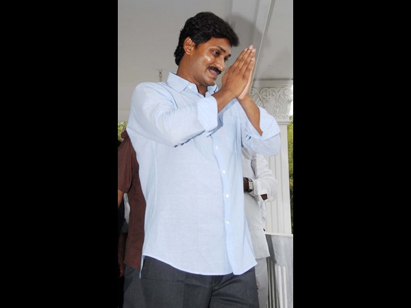 సెంటిమెంట్ పండినా: చెప్పలేక 'జగన్'?