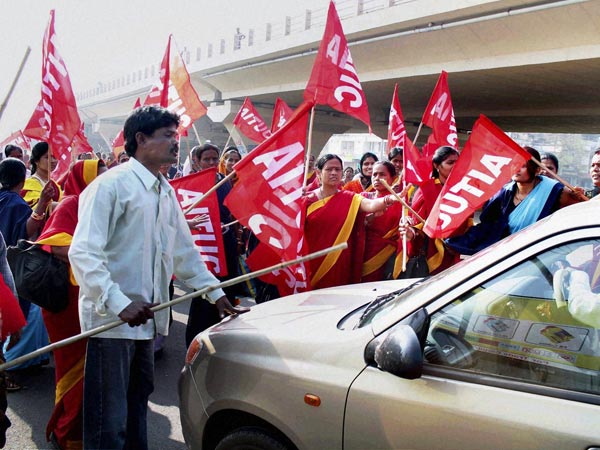 నిర్మానుష్యంగా రోడ్లు, రైళ్లను ఆపారు(బంద్ పిక్చర్స్)