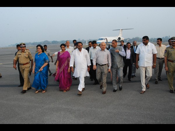 పేలుళ్లు: హైదరాబాదులో హోం మంత్రి షిండే (ఫొటోలు)