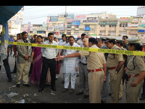 పేలుళ్లు: హైదరాబాదులో హోం మంత్రి షిండే (ఫొటోలు)