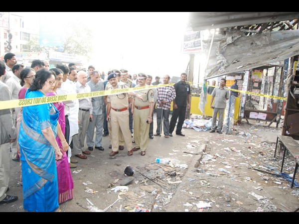 పేలుళ్లు: హైదరాబాదులో హోం మంత్రి షిండే (ఫొటోలు)