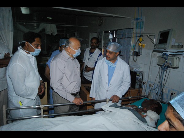 పేలుళ్లు: హైదరాబాదులో హోం మంత్రి షిండే (ఫొటోలు)