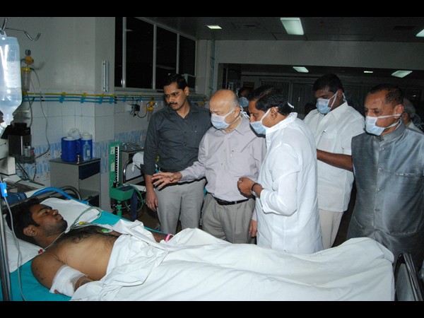 పేలుళ్లు: హైదరాబాదులో హోం మంత్రి షిండే (ఫొటోలు)