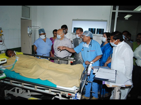 పేలుళ్లు: హైదరాబాదులో హోం మంత్రి షిండే (ఫొటోలు)