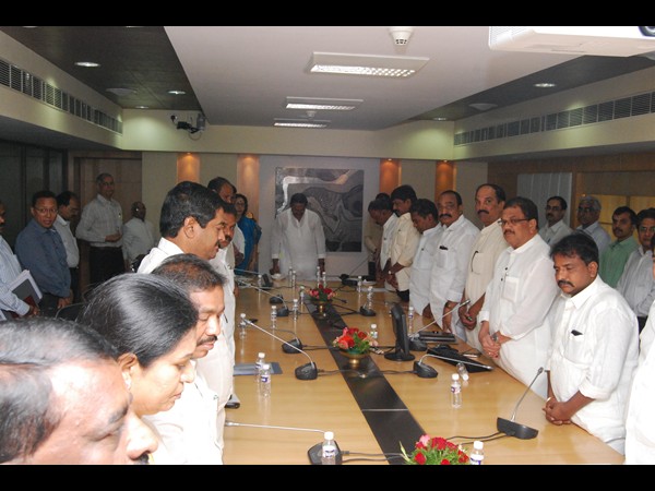 పేలుళ్లు: హైదరాబాదులో హోం మంత్రి షిండే (ఫొటోలు)