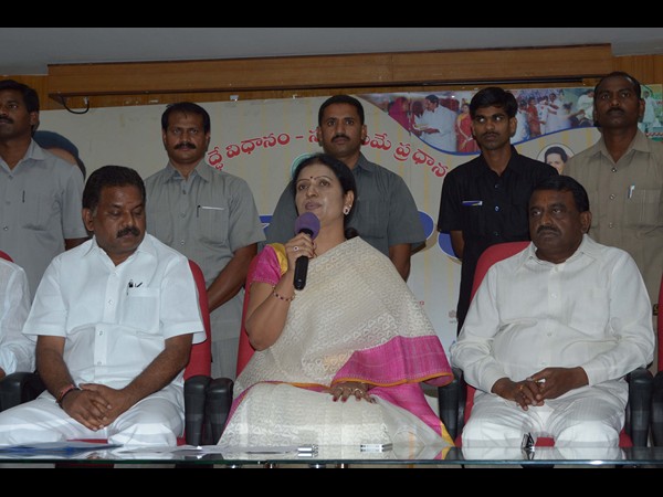 పేలుళ్లు: హైదరాబాదులో హోం మంత్రి షిండే (ఫొటోలు)