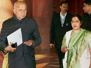 Sushil Kumar Shinde - Sushma Swaraj Sushil Kumar Shinde - Sushma Swaraj