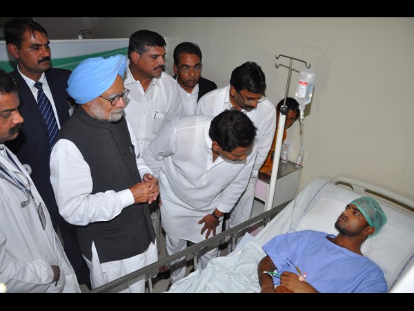 పేలుళ్లు: ప్రధాని పరామర్శ, హామీ(ఫోటోలు)