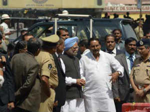 Manmohan meets victims, says he’s here to share pain Manmohan meets victims, says he’s here to share pain