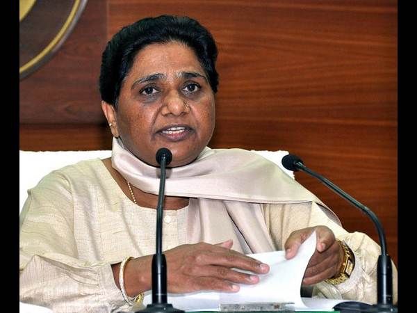 రైల్వేబడ్జెట్: నెత్తిపై తెల్లబట్ట, ఎవరేమన్నారు?(పిక్చర్స్)
