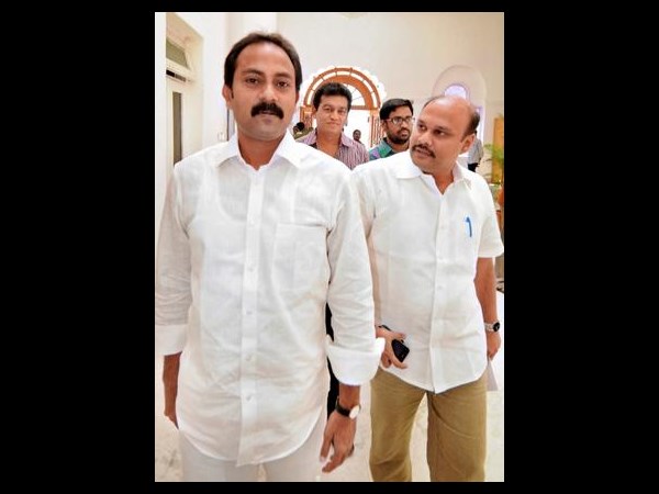 తారుమారు: కాంగ్లో 'జగన్' గజిబిజి(పిక్చర్స్)