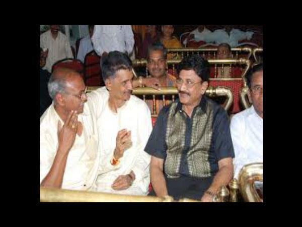జయప్రద వెనక చిరు: ఉండవల్లికి టోపీ? (ఫోటోలు)