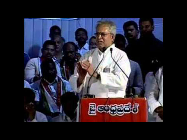 జయప్రద వెనక చిరు: ఉండవల్లికి టోపీ? (ఫోటోలు)