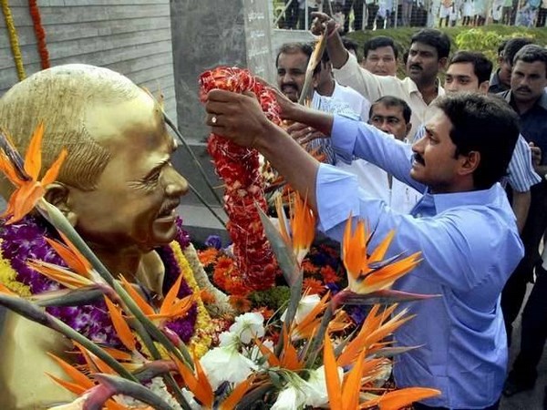 విజయమ్మ వాకిట్లో: బాబు నోట లోకేష్ సెటైర్స్(పిక్చర్స్)