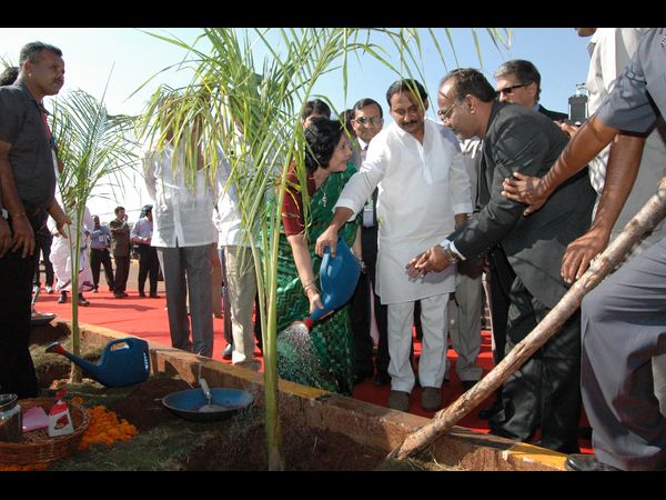 ట్రాక్టర్ ఎక్కి కిరణ్ హల్చల్(పిక్చర్స్)
