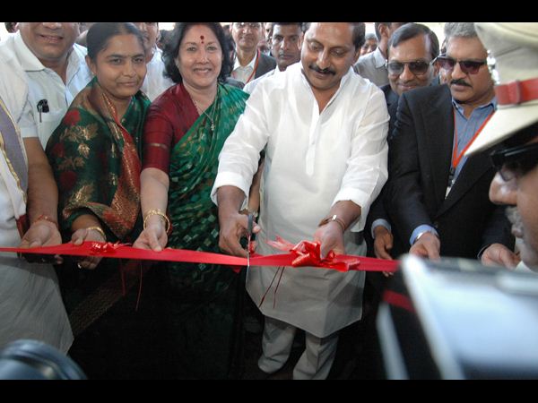 ట్రాక్టర్ ఎక్కి కిరణ్ హల్చల్(పిక్చర్స్)