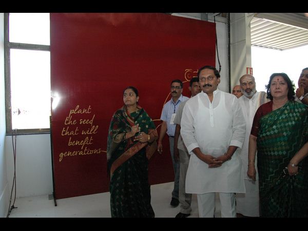 ట్రాక్టర్ ఎక్కి కిరణ్ హల్చల్(పిక్చర్స్)