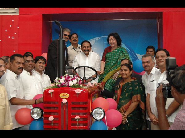 ట్రాక్టర్ ఎక్కి కిరణ్ హల్చల్(పిక్చర్స్)