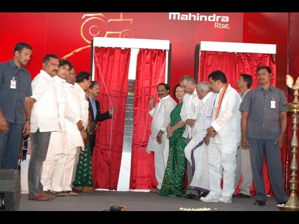 ట్రాక్టర్ ఎక్కి కిరణ్ హల్చల్(పిక్చర్స్)
