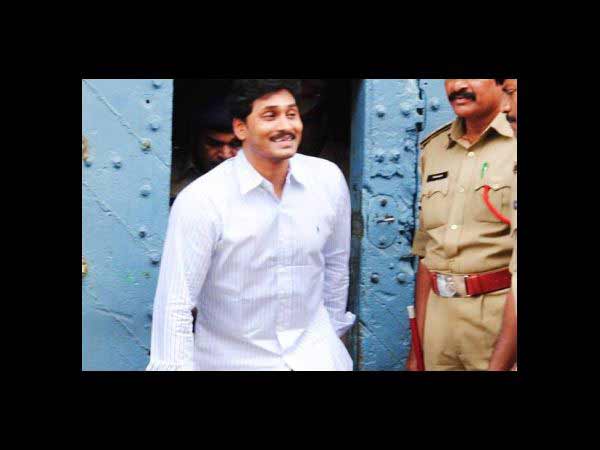 ఫొటోలు: చిరు పార్టీలాగే జగన్ పార్టీ