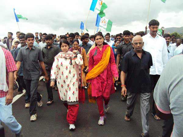 ఫొటోలు: చిరు పార్టీలాగే జగన్ పార్టీ