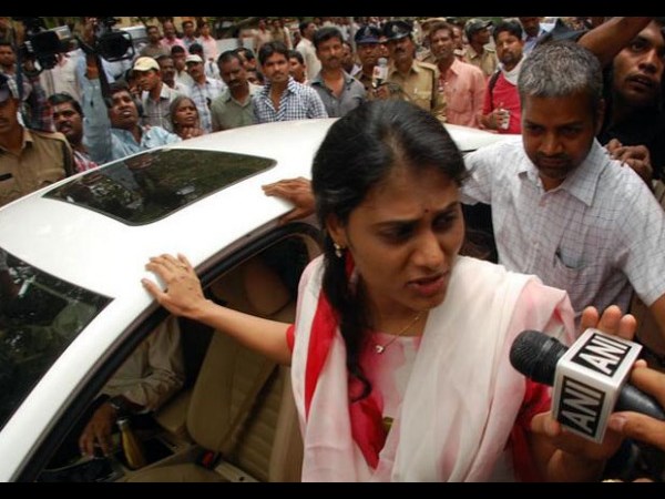 జగన్ ఫ్యామిలీలో టిక్కెట్ వార్!?(పిక్చర్స్)