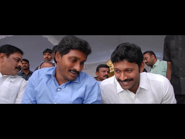జగన్ ఫ్యామిలీలో టిక్కెట్ వార్!?(పిక్చర్స్)