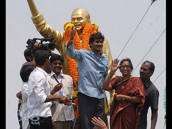 జగన్ ఫ్యామిలీలో టిక్కెట్ వార్!?(పిక్చర్స్)