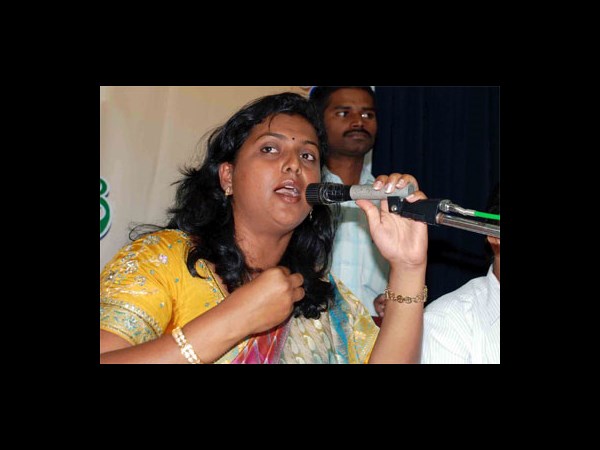 నో అట్రాక్షన్: పొలిటికల్ గేమ్లో హీరోయిన్స్ పల్టీ(పిక్చర్స్)