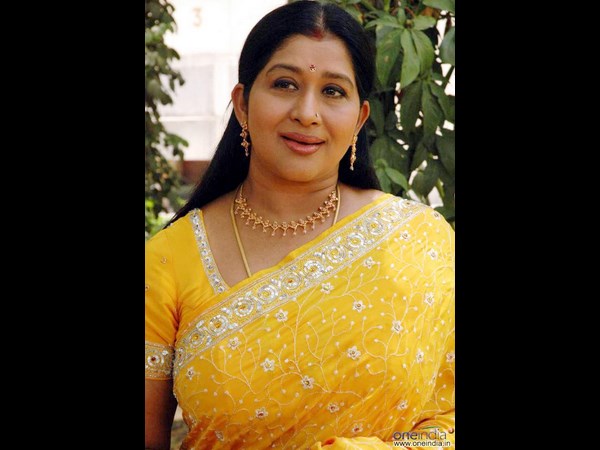 నో అట్రాక్షన్: పొలిటికల్ గేమ్లో హీరోయిన్స్ పల్టీ(పిక్చర్స్)