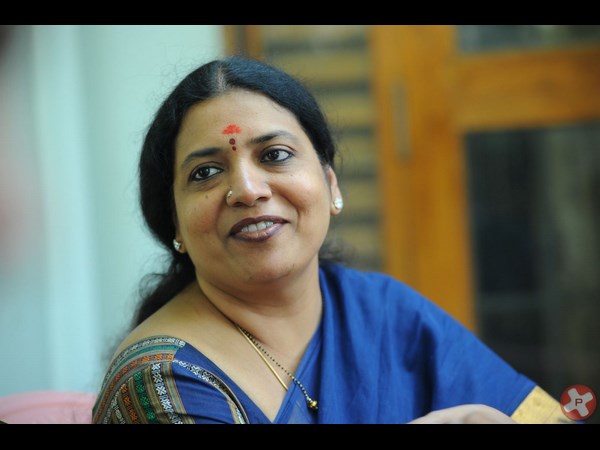 నో అట్రాక్షన్: పొలిటికల్ గేమ్లో హీరోయిన్స్ పల్టీ(పిక్చర్స్)