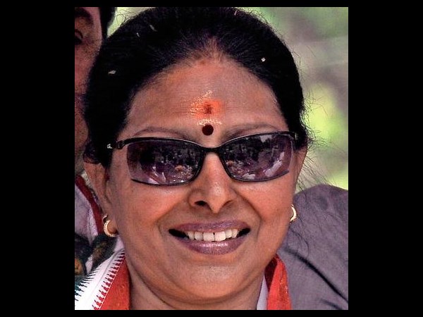 నో అట్రాక్షన్: పొలిటికల్ గేమ్లో హీరోయిన్స్ పల్టీ(పిక్చర్స్)
