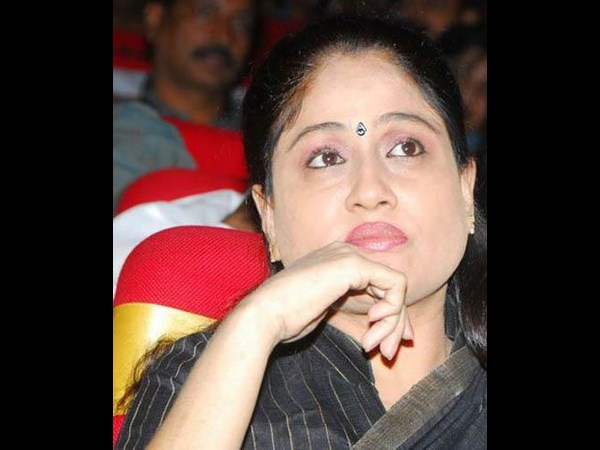నో అట్రాక్షన్: పొలిటికల్ గేమ్లో హీరోయిన్స్ పల్టీ(పిక్చర్స్)
