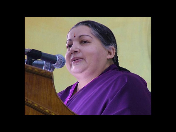 నో అట్రాక్షన్: పొలిటికల్ గేమ్లో హీరోయిన్స్ పల్టీ(పిక్చర్స్)