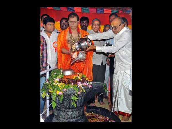 విదేశీ భక్తురాలి పూజ: ఎత్తైన అర్ధనారీశ్వరుడు(పిక్చర్స్)