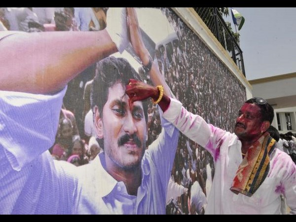 హీరో నుండి..: రెండేళ్ల జగన్ పార్టీ ప్రస్థానం