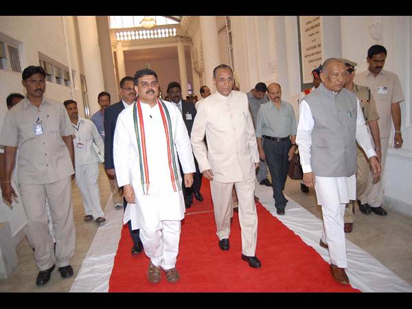 పిక్చర్స్: తొలి రోజు అసెంబ్లీ వేడిగా..
