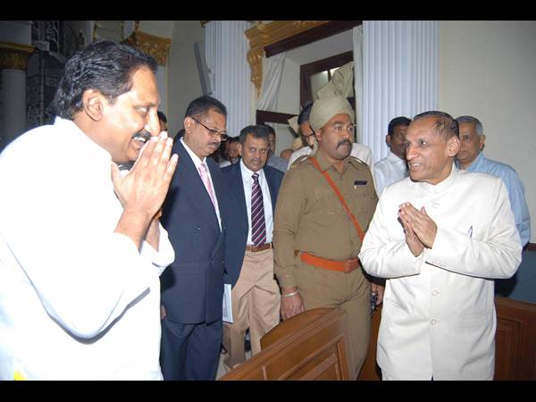 పిక్చర్స్: తొలి రోజు అసెంబ్లీ వేడిగా..