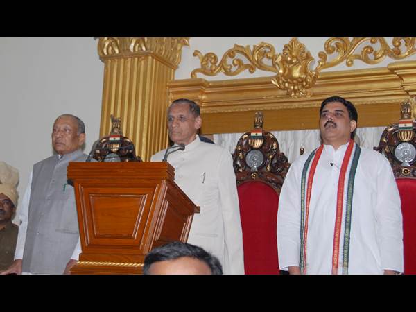 పిక్చర్స్: తొలి రోజు అసెంబ్లీ వేడిగా..
