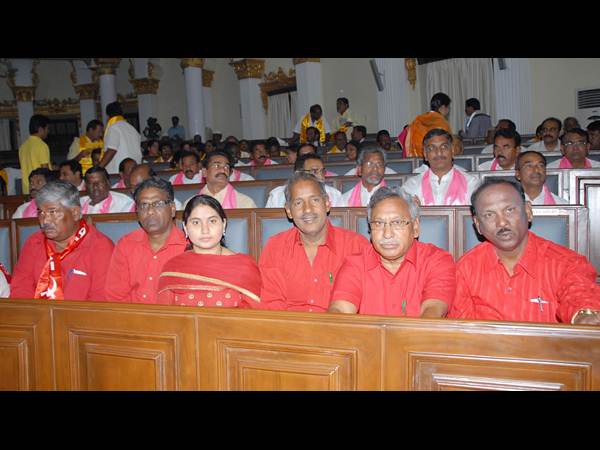 పిక్చర్స్: తొలి రోజు అసెంబ్లీ వేడిగా..