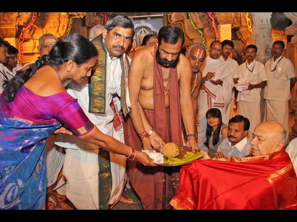 శ్రీవారి ఆశీస్సుల కోసం షిండే...(పిక్చర్స్)