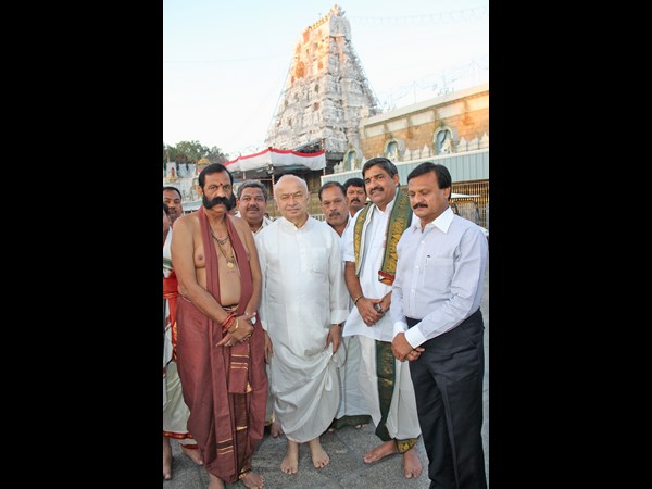 శ్రీవారి ఆశీస్సుల కోసం షిండే...(పిక్చర్స్)