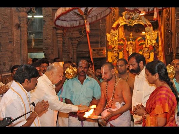 శ్రీవారి ఆశీస్సుల కోసం షిండే...(పిక్చర్స్)