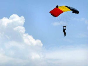 Skydiver survives 8,000ft fall after parachutes fail Skydiver survives 8,000ft fall after parachutes fail