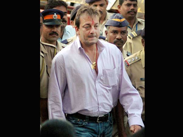 పిక్చర్స్: మున్నాబాయ్, బొంబాయి పేలుళ్లు
