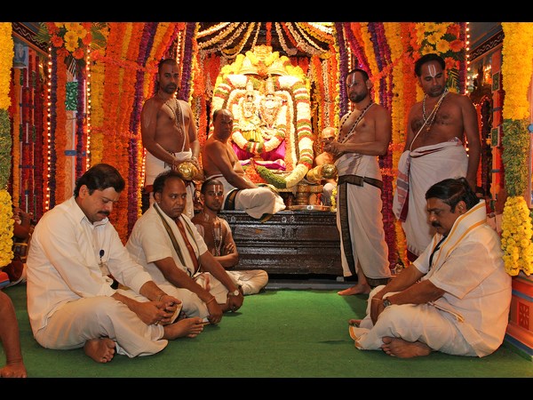 తెప్పపై శ్రీకృష్ణ స్వామి ధగధగ(పిక్చర్స్)