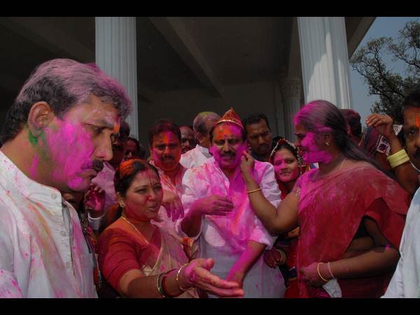 గవర్నర్, సిఎం: హోలీ హోలీల రంగహోలీ (పిక్చర్స్)