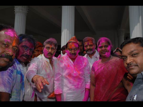 గవర్నర్, సిఎం: హోలీ హోలీల రంగహోలీ (పిక్చర్స్)