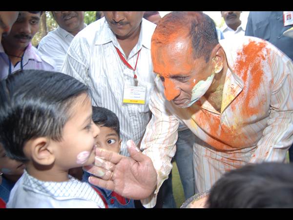 గవర్నర్, సిఎం: హోలీ హోలీల రంగహోలీ (పిక్చర్స్)